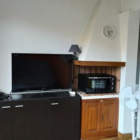 Avec Loggia Et Jardin, Piscine Et Tennis, 500m De La - - Fr-1-776-60 *