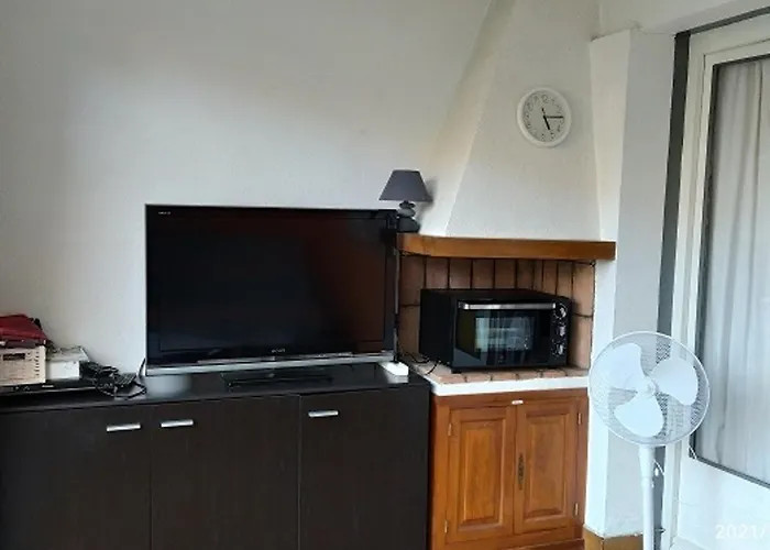 Avec Loggia Et Jardin, Piscine Et Tennis, 500m De La - - Fr-1-776-60 *